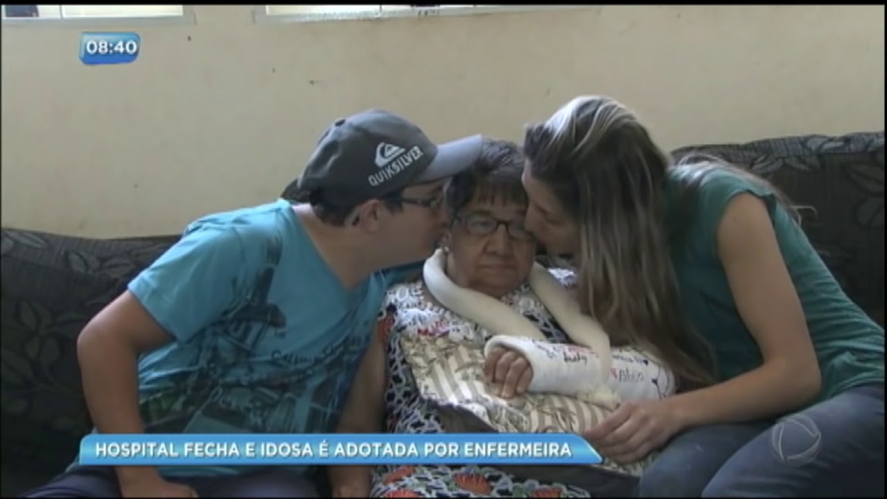 Hospital fecha e idosa é adotada por enfermeira