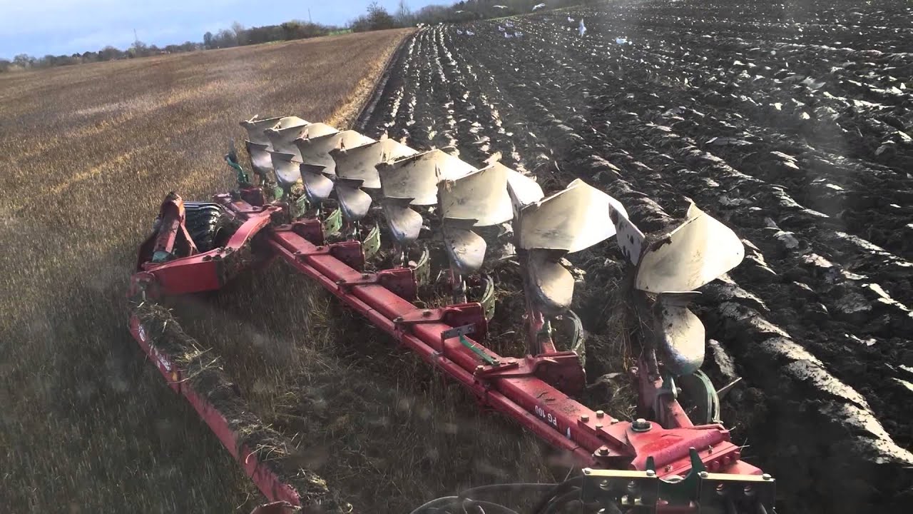 JD 8120 300hp and new Kverneland PG100 8f. ploughing some wet land.