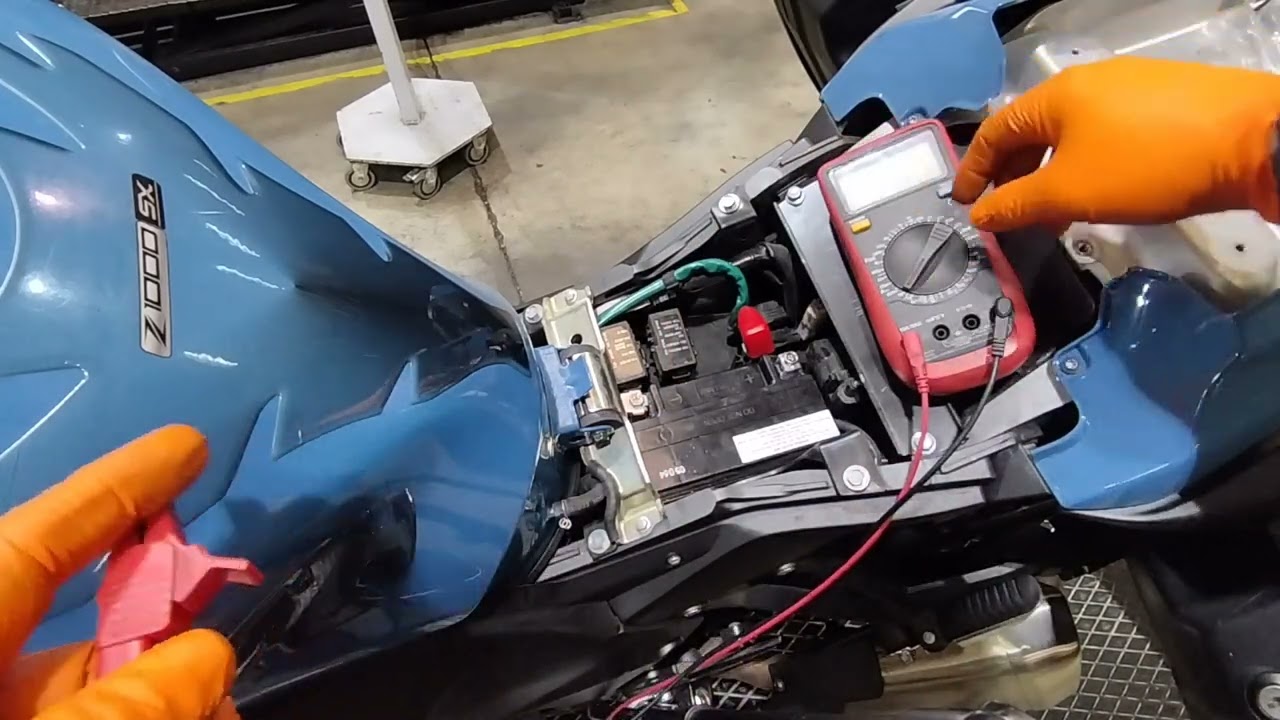 Moto (Z1000SX) no arranca con la pata de cabra, hace ruido raro (relé) Comprobamos sistema de carga