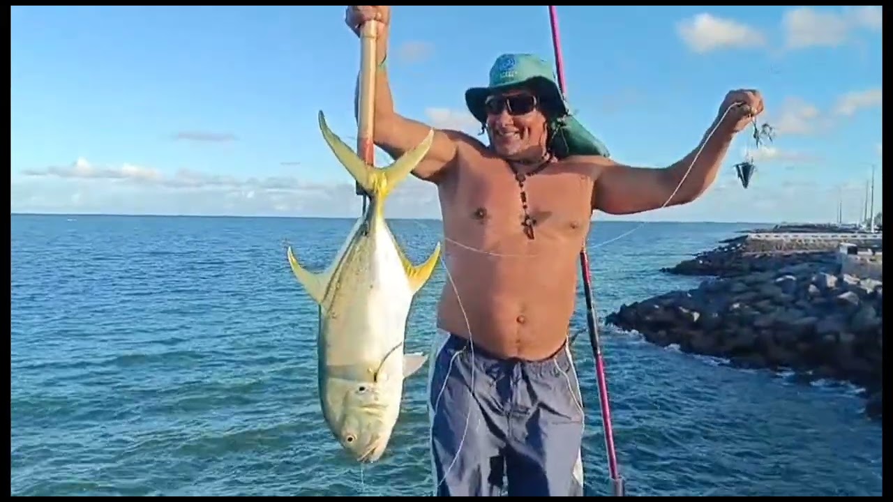 Juma pega um lindo xaréu na praia de Bairro Novo, e presenteia o amigo Emerson ! Romário perdeu ! Kk