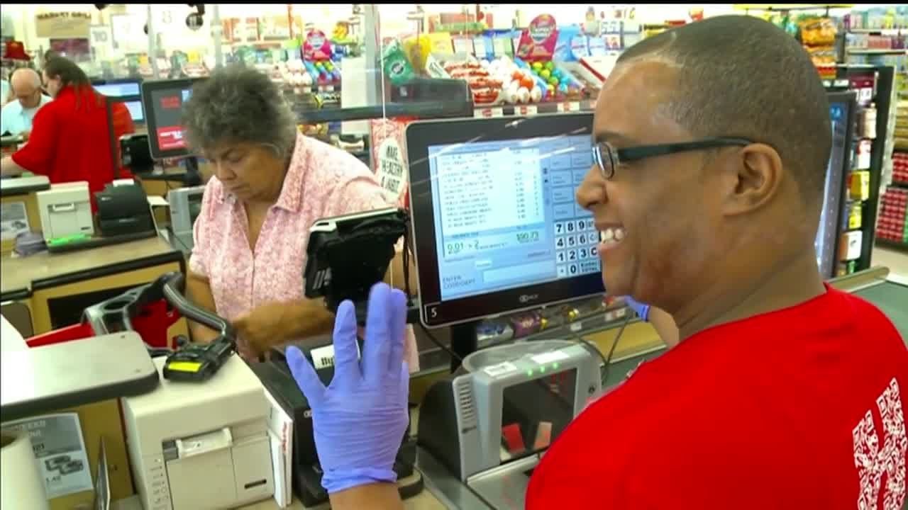This is Iowa: Hy-Vee checker shares unspeakable joy
