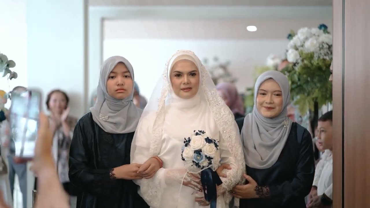 Sebuah intimate wedding yang dirayakan dalam balutan elegan dan kemewahan yang berkelas.