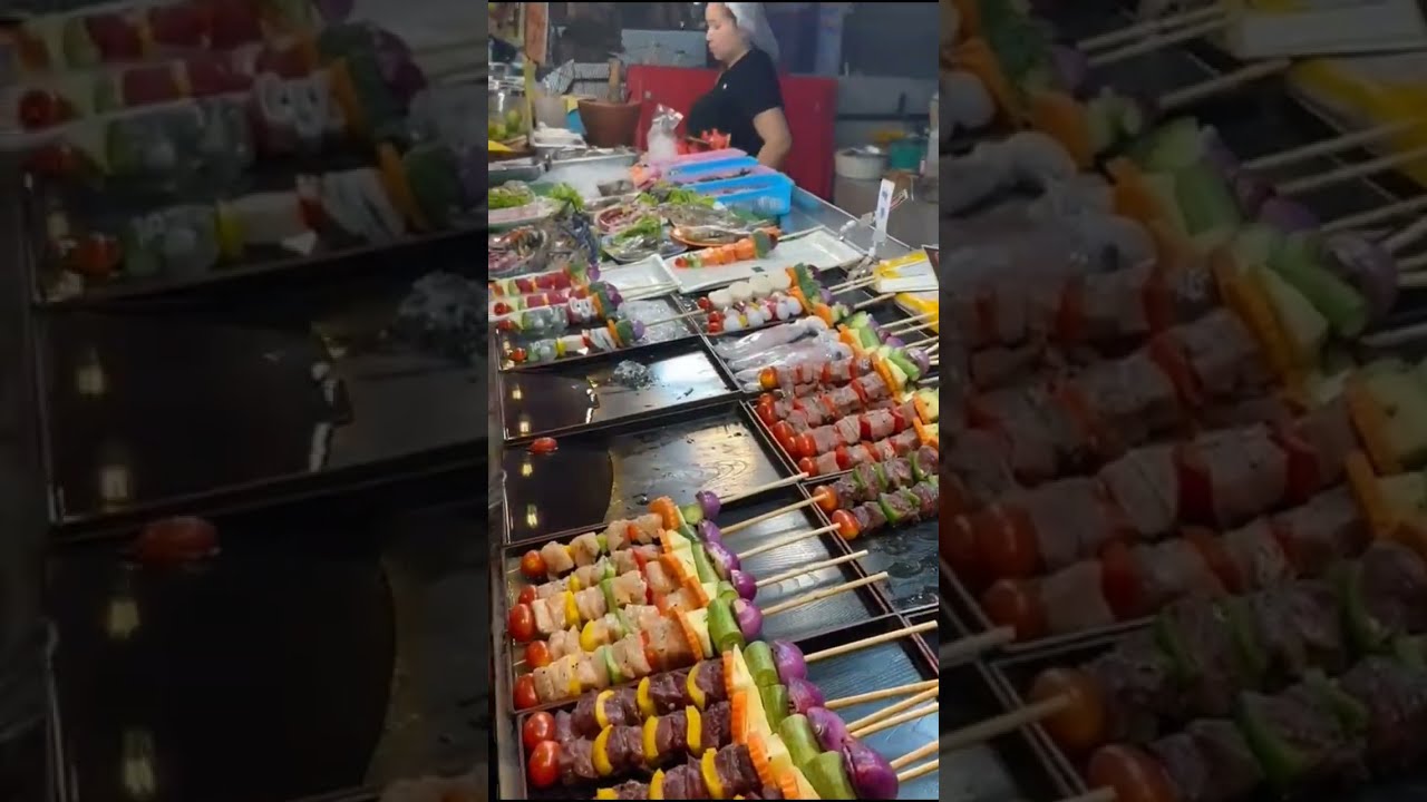 Mercado de noche en Aonang en la región de Krabi Tailandia