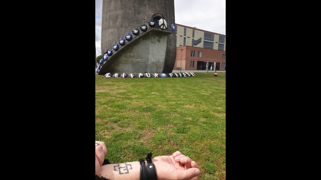 Zeit für Frieden - Kunstinstallation von Umbrella Peace Art 25.4.24 Trudelturm Berlin Adlershof