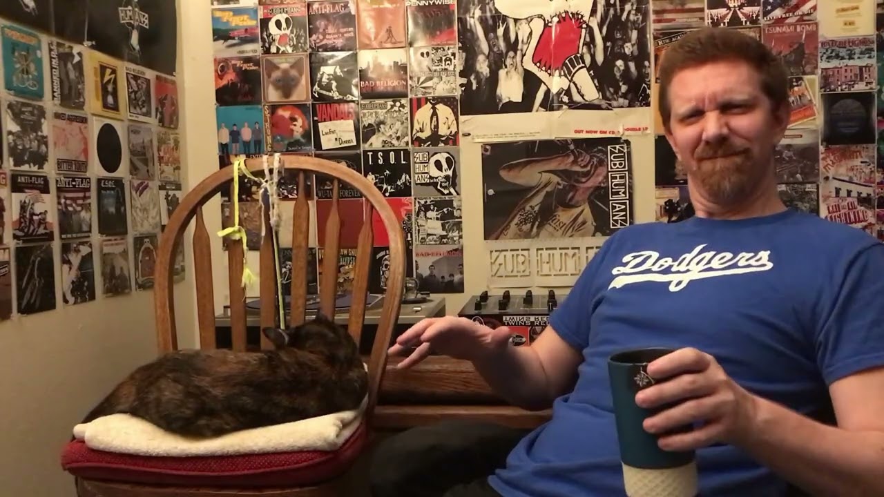 Shnootz - Reaction Video (The Cure - Closedown)