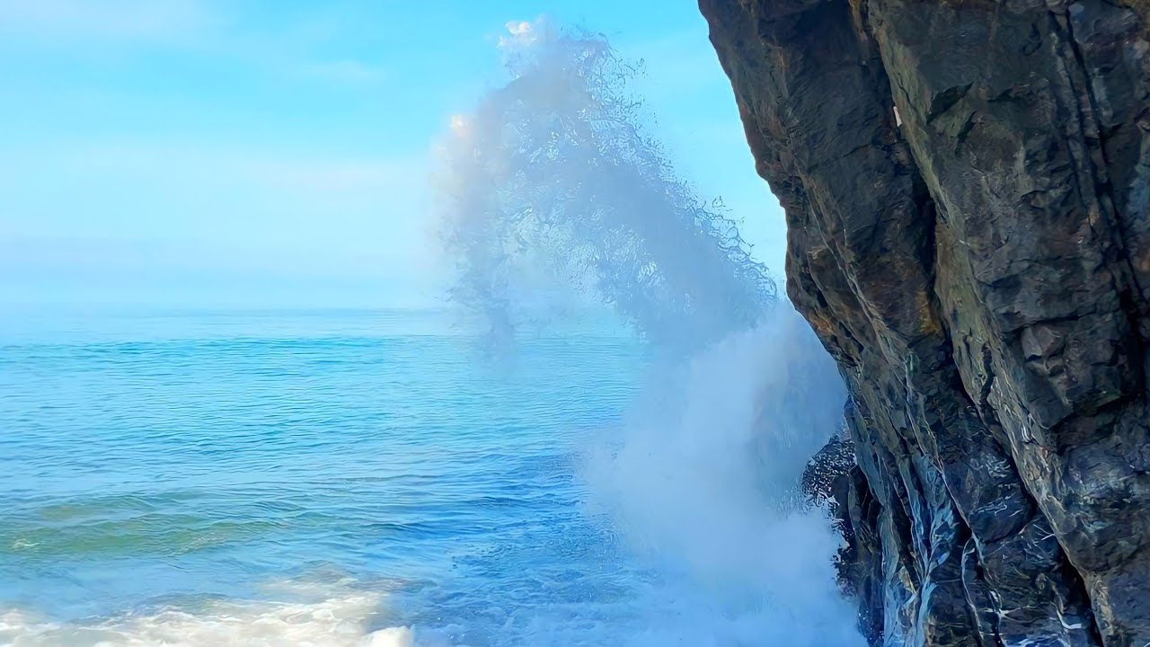 The Sound of Very Clear Waves Hitting the Cliff to Help You Sleep Soundly Until Morning