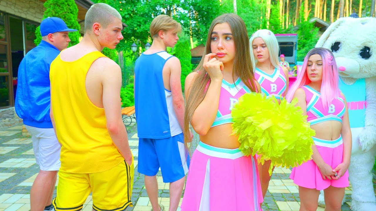 Среща на МАЖОРЕТКА И БАСКЕТБОЛИСТ❤️ Какво ще се случи с Даяна? Приключение в училище