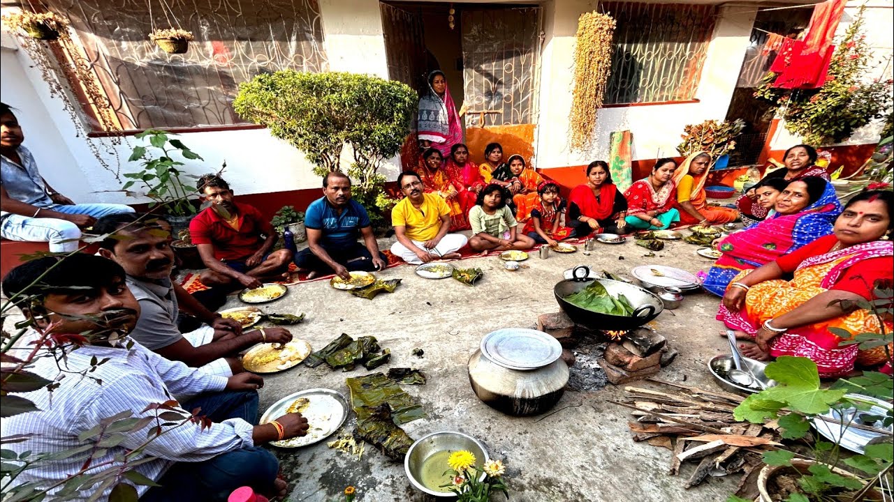 এই রকম চিতল মাছের পাতুরি আর ওল কপির পাতা বাটা হোলে জমে যাবে।।