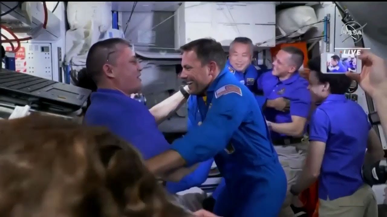 Vier Astronauten mit SpaceX-Raumkapsel an ISS angekommen