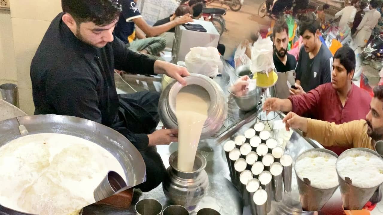Gujrati Milk Shop 20 Years Selling Gujrat Takki Milk Shop | Street Food Gujranwala | MeerAbii