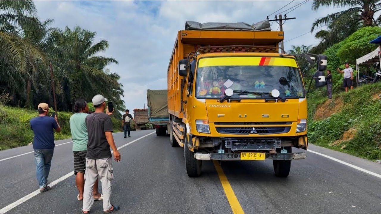 Truck Tiba-tiba Berhenti Berikan Bantuan Sampai Menggasing-gasing