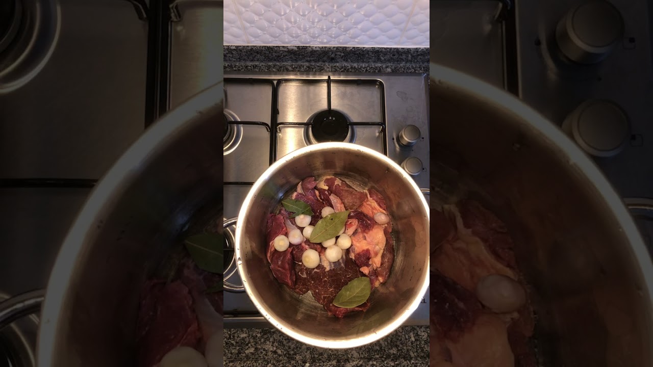 D&uuml;d&uuml;kl&uuml;de et haşlama 🥘 2 kg et soğan defne yapragı piştikten sonra tuz ve baharat🥩 #shorts