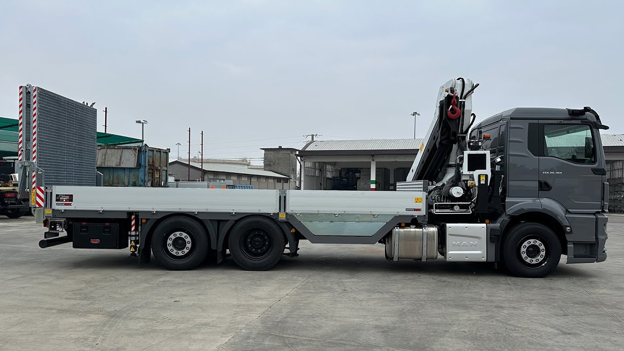 MAN TGS 26.360  - carrellone tre assi e rampa idraulica
