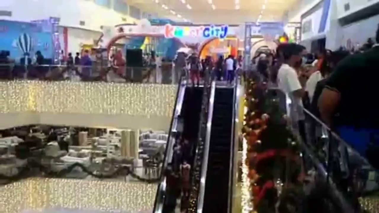 A-Posing Demoman on an escalator