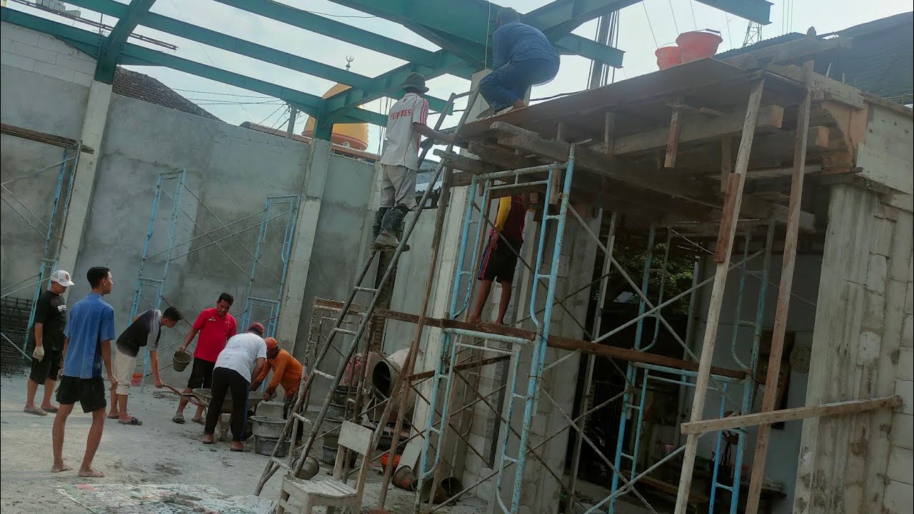 Proses Pengecoran Atas Pintu Gerbang Utama Aula Nur Amin Ridwan Mlasa1, Sabtu sore 31 Januari 2026