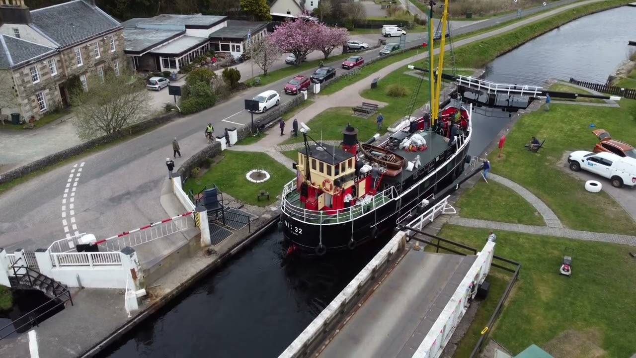 vic32 in The Crinan Canal