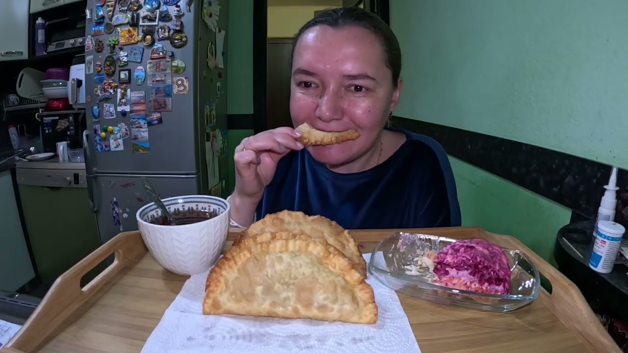 Чебуреки, салат селедка под шубой #mukbang #еда #домашняяеда #вкусно 