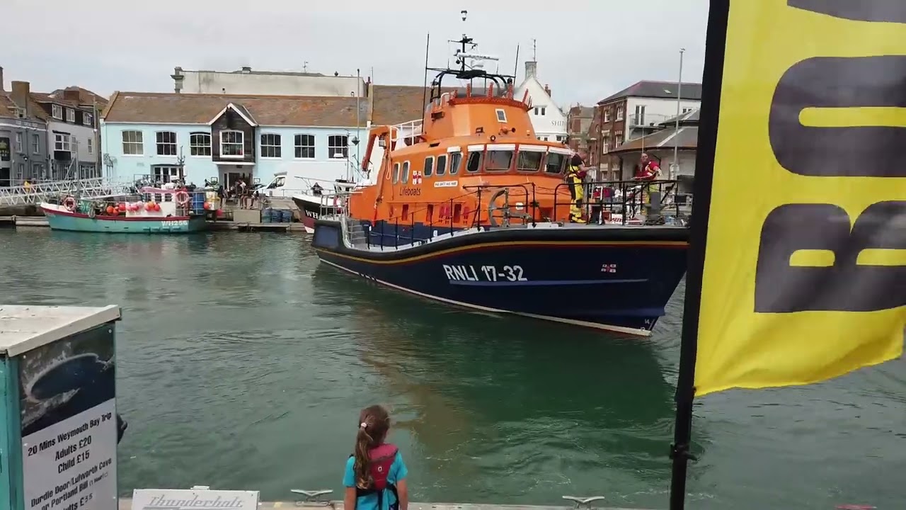 Weymouth Lifeboat bringing in boat