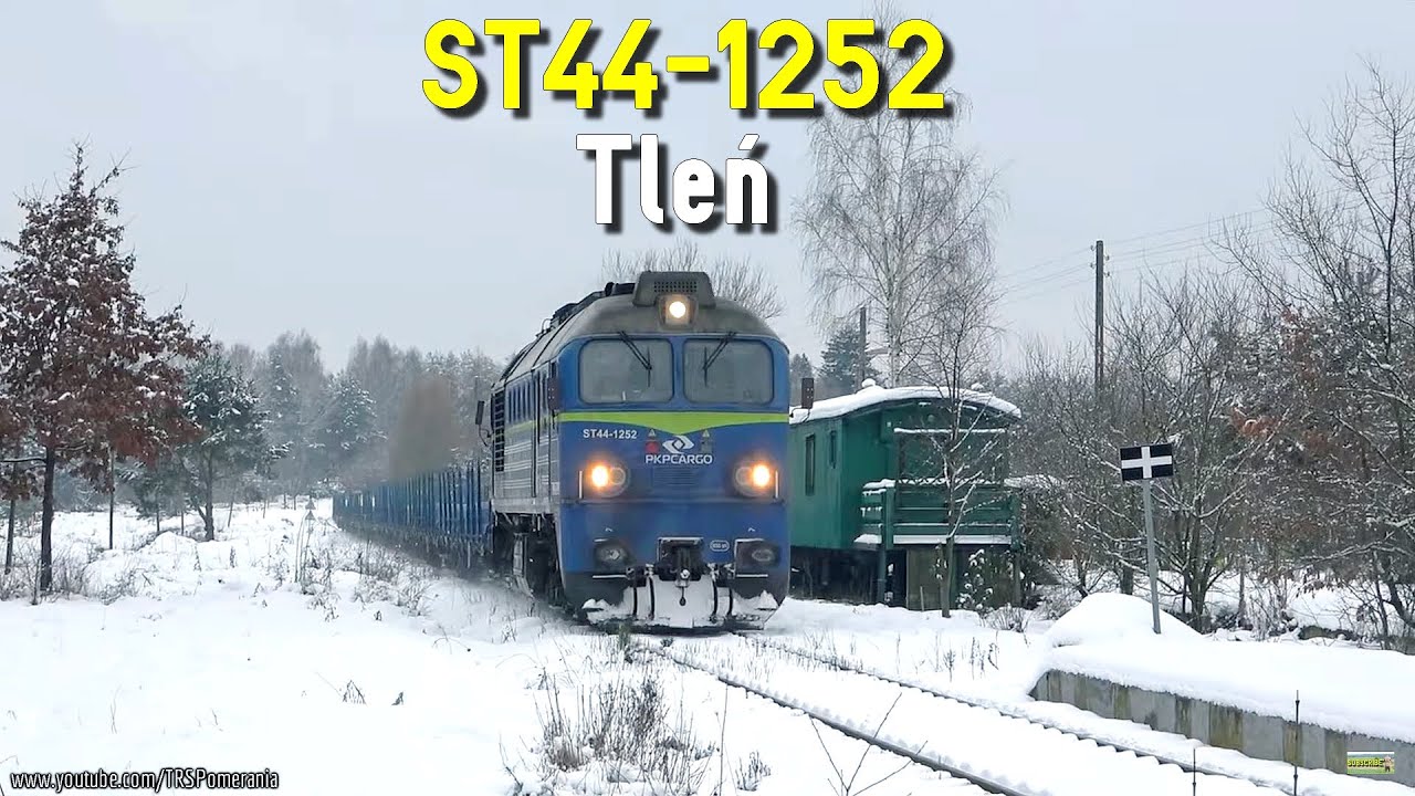 ST44-1252 na zimowej dawnej stacji Tleń // ST44-1252 passing wintery Tlen