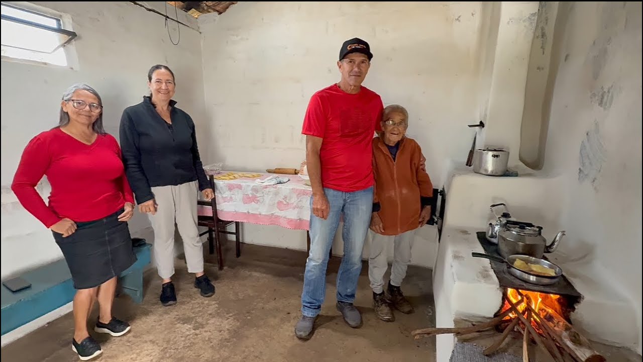 Dona Maria com 80 anos de idade sempre viveu esta vida simples da roça com muito orgulho…