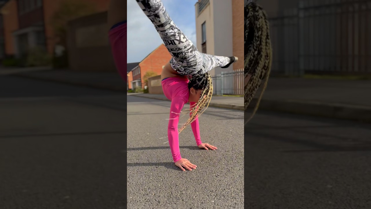 MOST FLEXIBLE PERSON IN THE WORLD DANCE PERFORMANCE! WHAT TIME IS IT WHERE YOU ARE? 🤷‍♀️😱