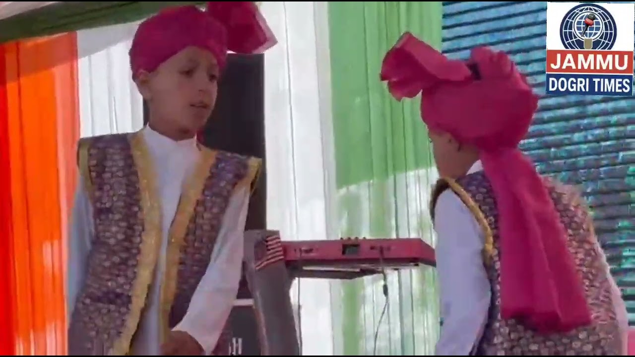 जिला कठुआ के सरथल में स्नो फेसि्टवल में रंगारंग प्रोग्राम पेश करते कलाकार