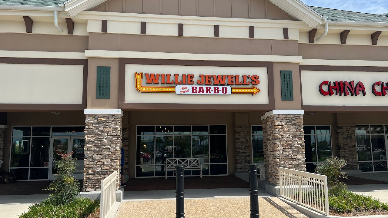 Eating at Willie Jewell's Old School BBQ at The Villages, Florida | Places to Eat at The Villages