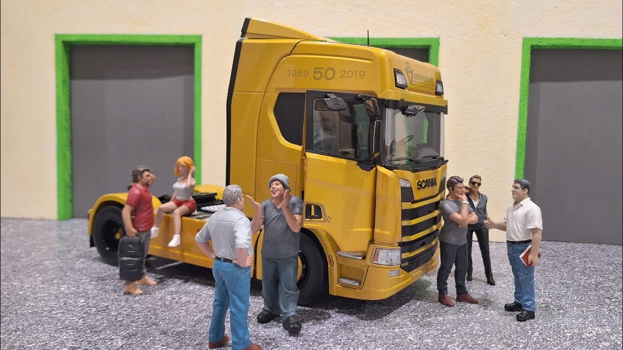 Scania R-Series Topline gold del año 2019 a escala 1:18 fabricado por Premium Classicxxs 