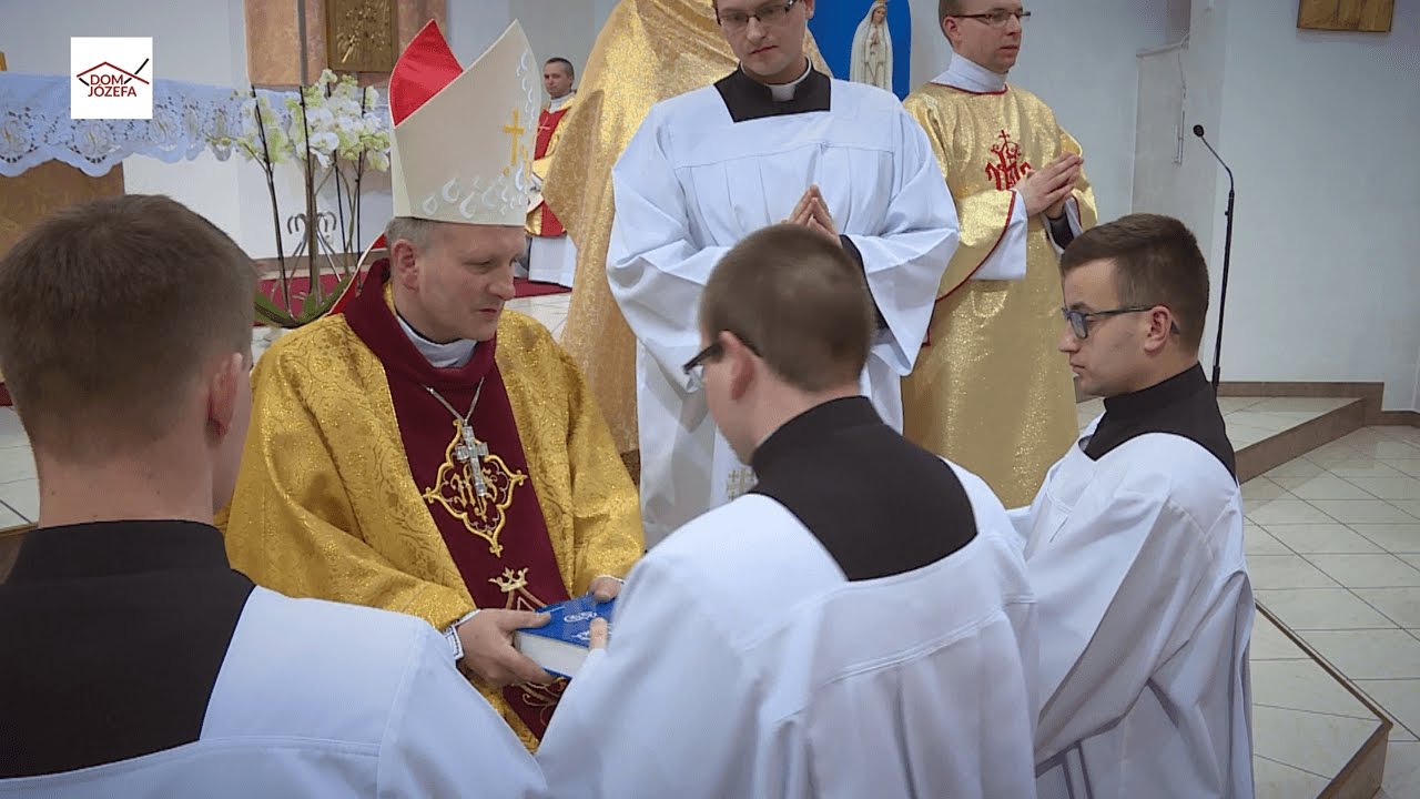 Posługa lektora dla kleryk&oacute;w WSD w Kaliszu podczas Mszy Św. inaugurującej konferencję naukową.