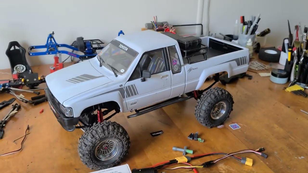 Holmes Hobbies 2n1 2300kv CrawlMaster Gets installed on the 87 Xtracab !! Rc4wd Tf2 Toyota 87 lwb