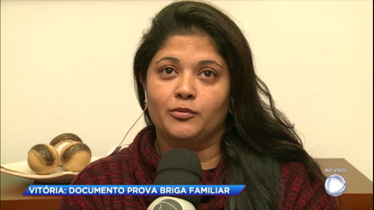 Mãe de Vitória fala pela primeira vez após confirmação de morte da filha