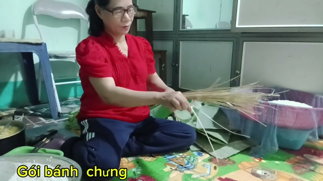 Video  gói  bánh  chưng  một  mình  