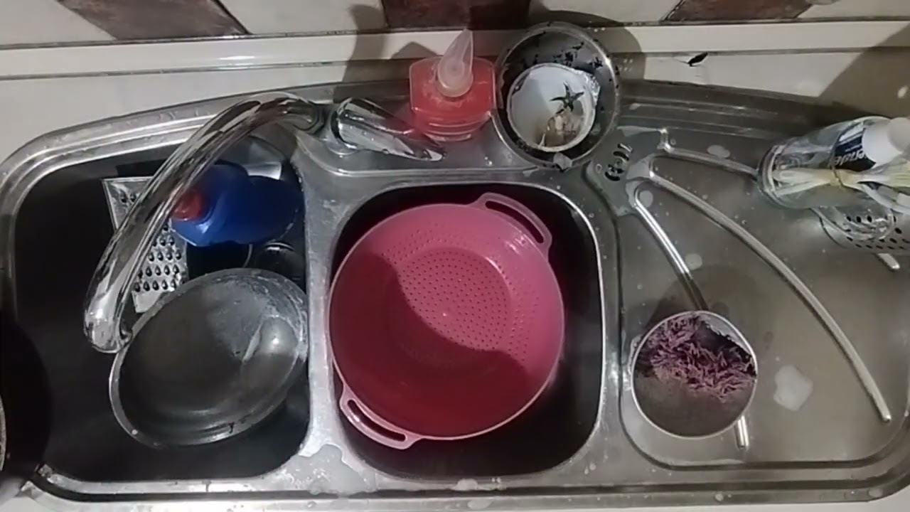 I'm how a strong person who can cook and wash at the same time 😄😜😄😜😄😜😜