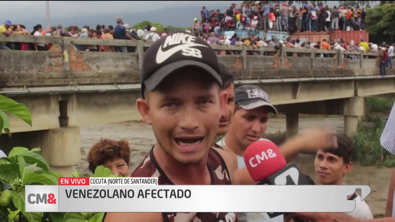 Venezolanos rompen barricada que instaló Maduro en puente Simón Bolívar para cruzar hacia Colombia
