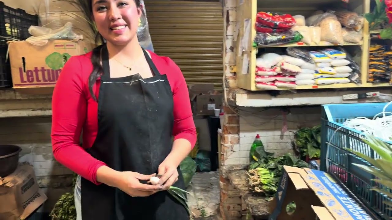 La Vendedora del Mercado muy Bonita y Muy Amable y trabajan los 365 Dias del Año 