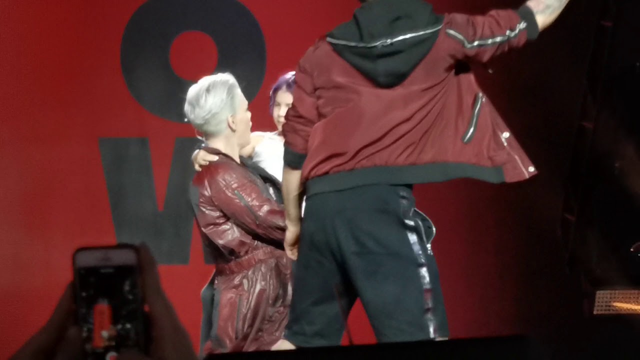 Pink raise your glass (her daughter Willow on stage) MONTREAL GREAT VIEW/CLEAR SOUND