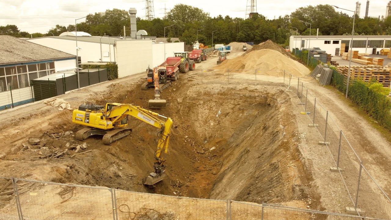 Herstellung der Baugrube für eine Regenwasserversickerungsfläche in Wesseling