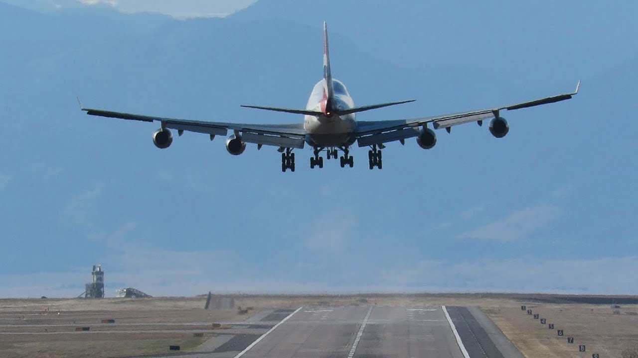 Heavy Planespotting at Denver{KDEN} - Windshear and Heavy Winds!