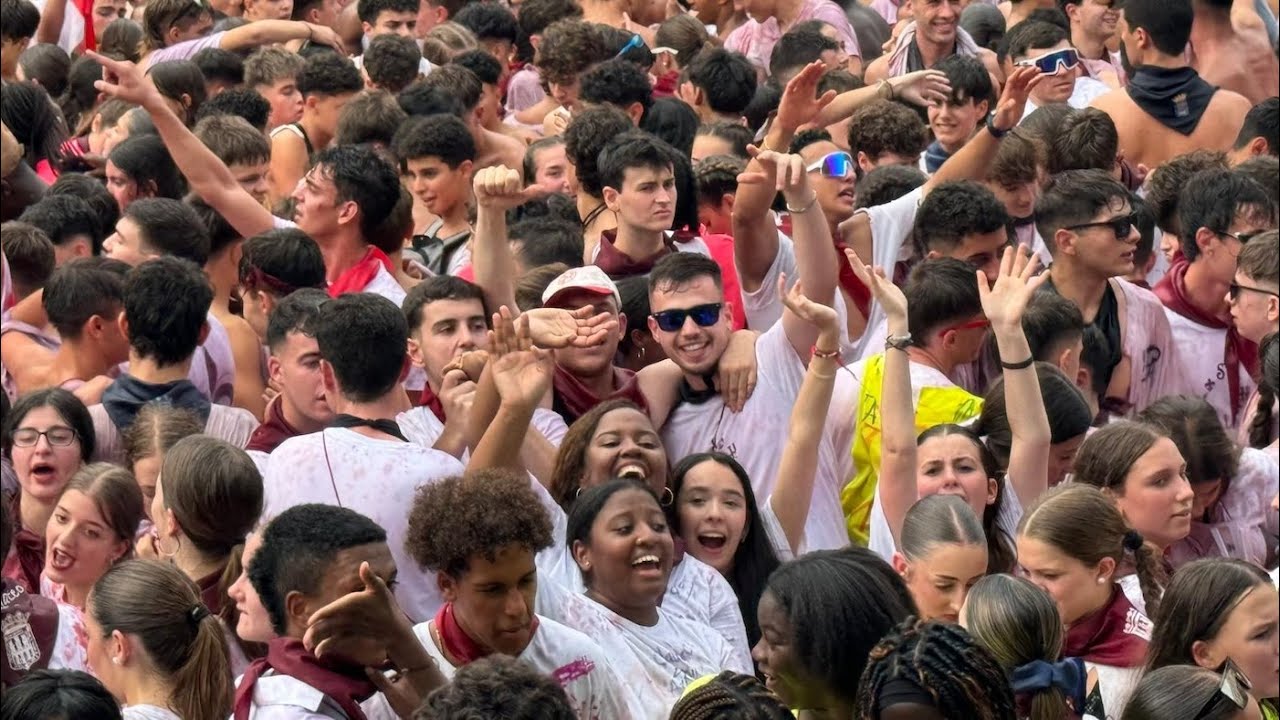 La Plaza del Ayuntamiento de Logroño vibra tras el lanzamiento del cohete de San Mateo