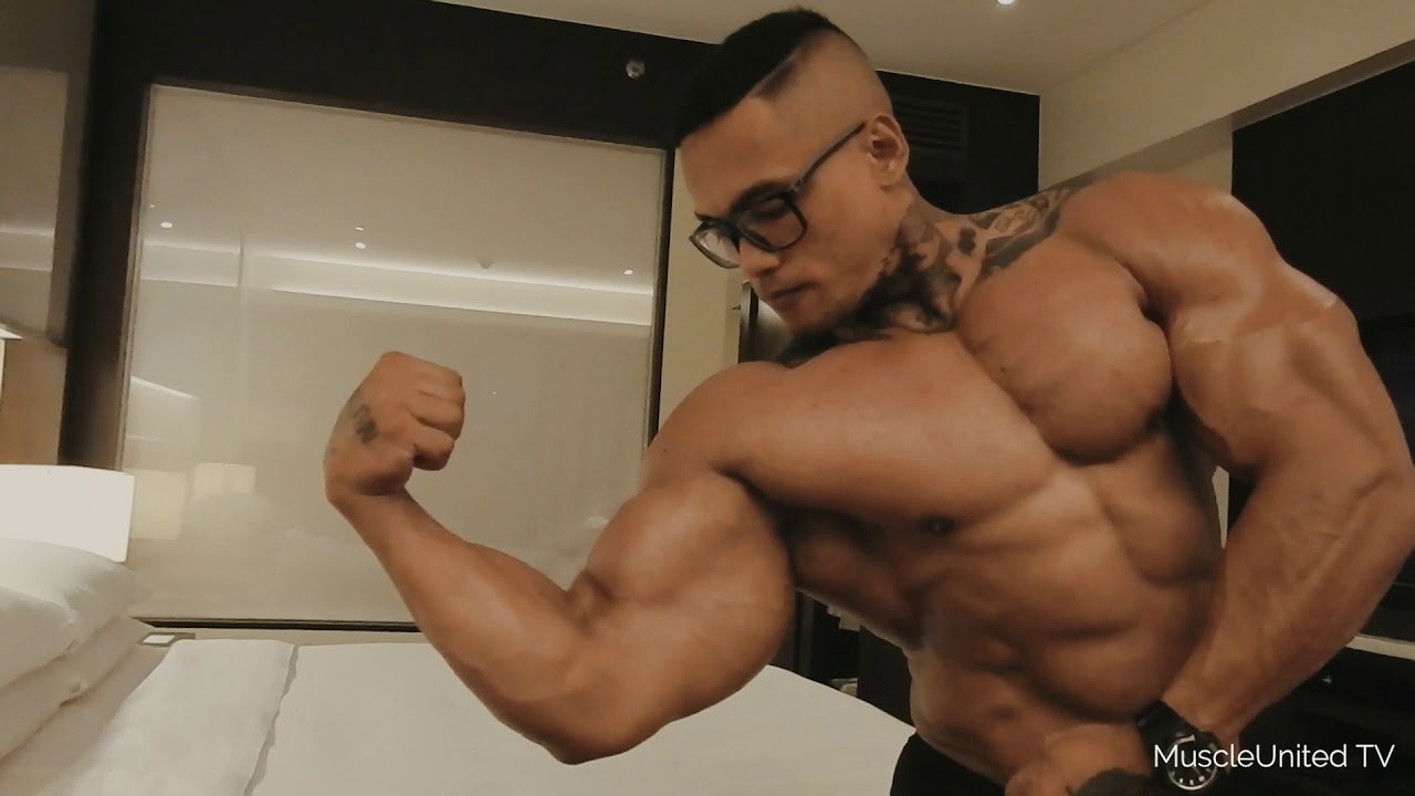 Bodybuilder Richard Morilla Posing Practice