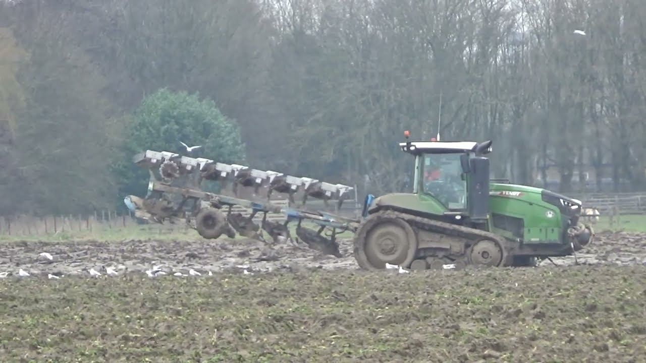 "Powerful Farm Tractors in Action | Ploughing & Harvesting in Lincolnshire Fields!"