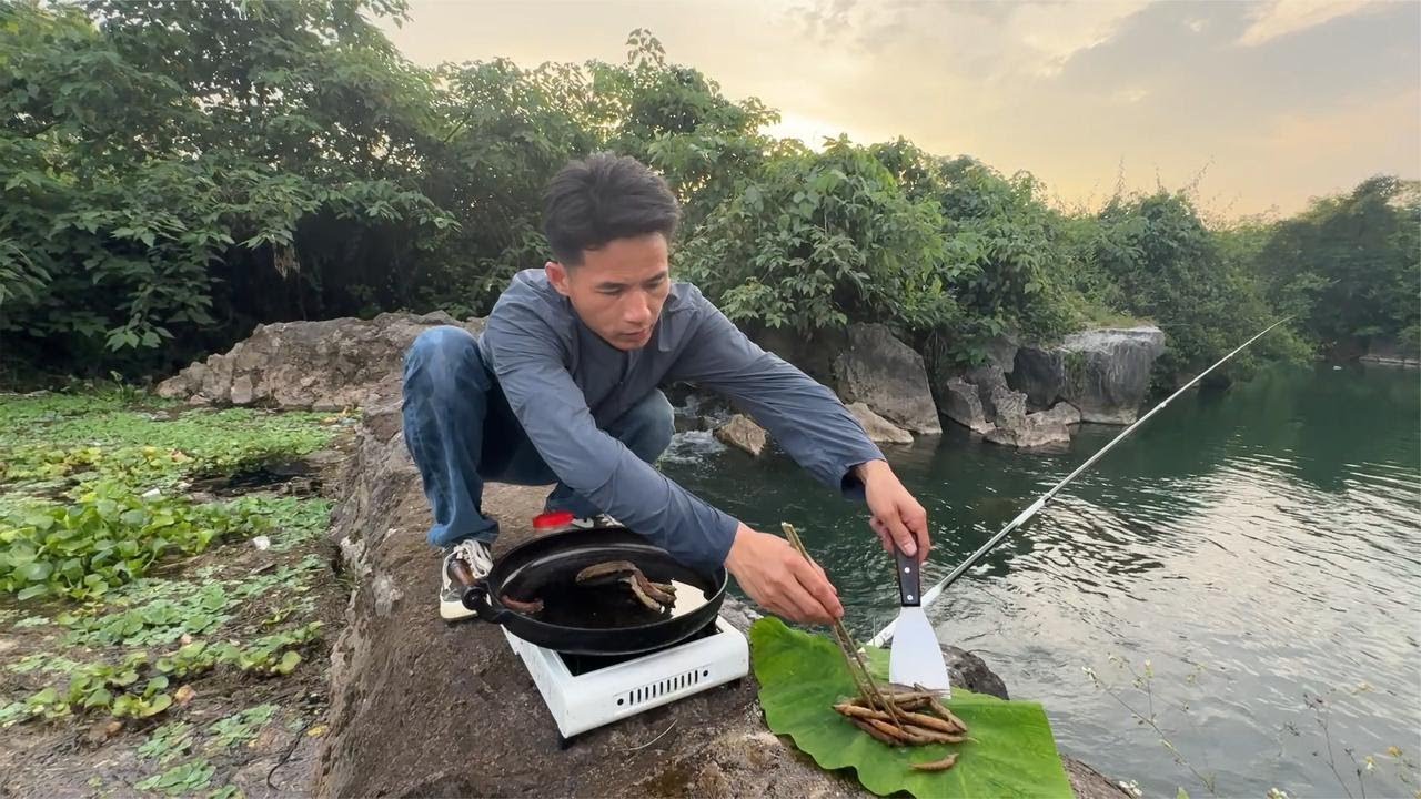 累了就去河边钓鱼，河鱼现抓现煮，享受着大自然馈赠的美食