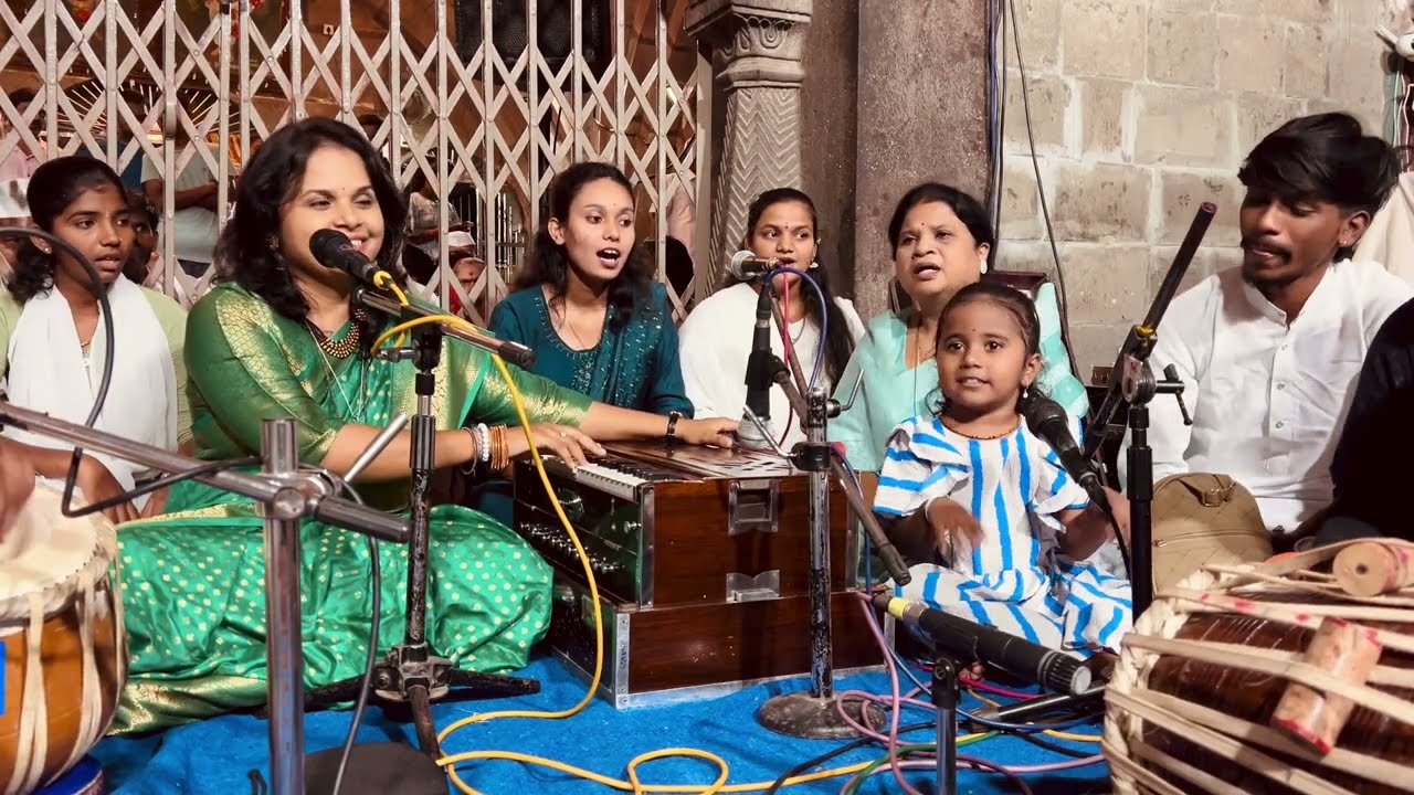 चिमुकली स्वर्णिका ,गायत्रीताईच्या आवाजात नक्की ऐकाचहरी जय जय राम कृष्ण हरी.. सुमधूर चालीत भक्ती अभंग
