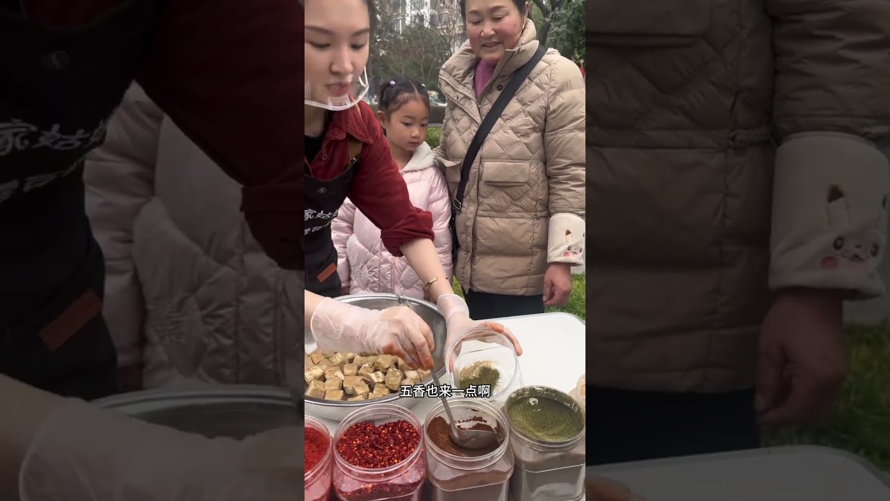 奶奶给孙子买她喜欢吃的豆腐乳 阿姨说孙子喜欢吃这个豆腐乳，跑过来就自己动手。太晚了怕赶不上！#豆腐乳 #霉豆腐 #特色美食 #味道好极了你们想吃吗