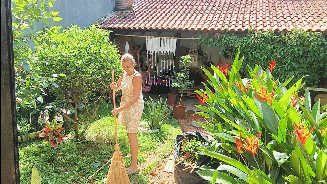 Trabalheira no jardim 🌱🌺/ A cortina de crochê tá quase pronta ☺️