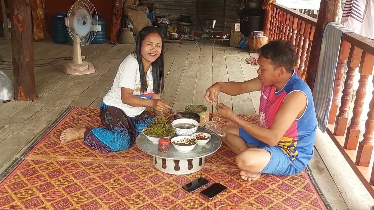 แม่บ่าวรรุ่งชิออกรกคันไหม่กินข้าวที่บ้านต้มปลาจ้ำแจ่วพริกดิบแชบๆพี่เขยว่ามายู่บ้านกินข้าวแชบๆ