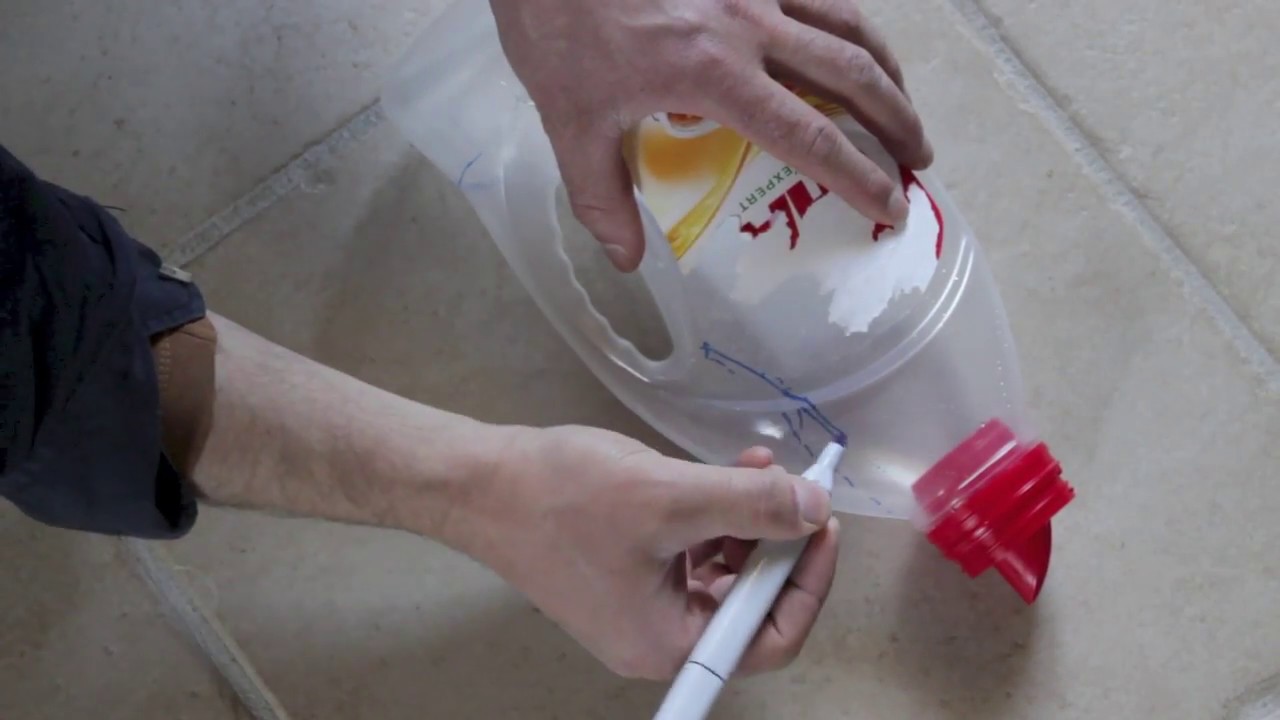 Fabriquer une pelle &agrave; partir d'une bouteille de lessive