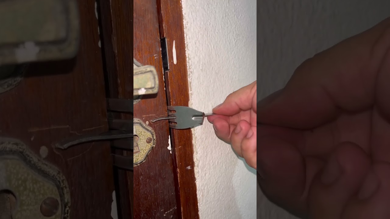 Coloque um garfo na porta 😱 #truques #casa #dicas #ferramentas #Incr&iacute;vel #solu&ccedil;&atilde;o #construction