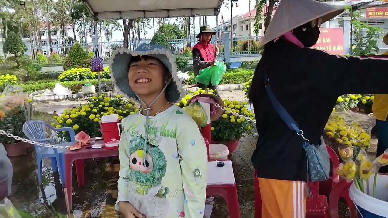 Đi chợ hoa tết 