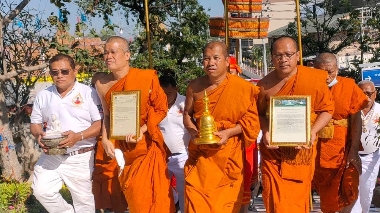 สระบุรี -  พิธีเปิดงานประจำปีวัดเชิงเขา พร้อมพิธีอัญเชิญพระบรมสารีริกธาตุขึ้นสู่บนพระมหาธาตุเจดีย์